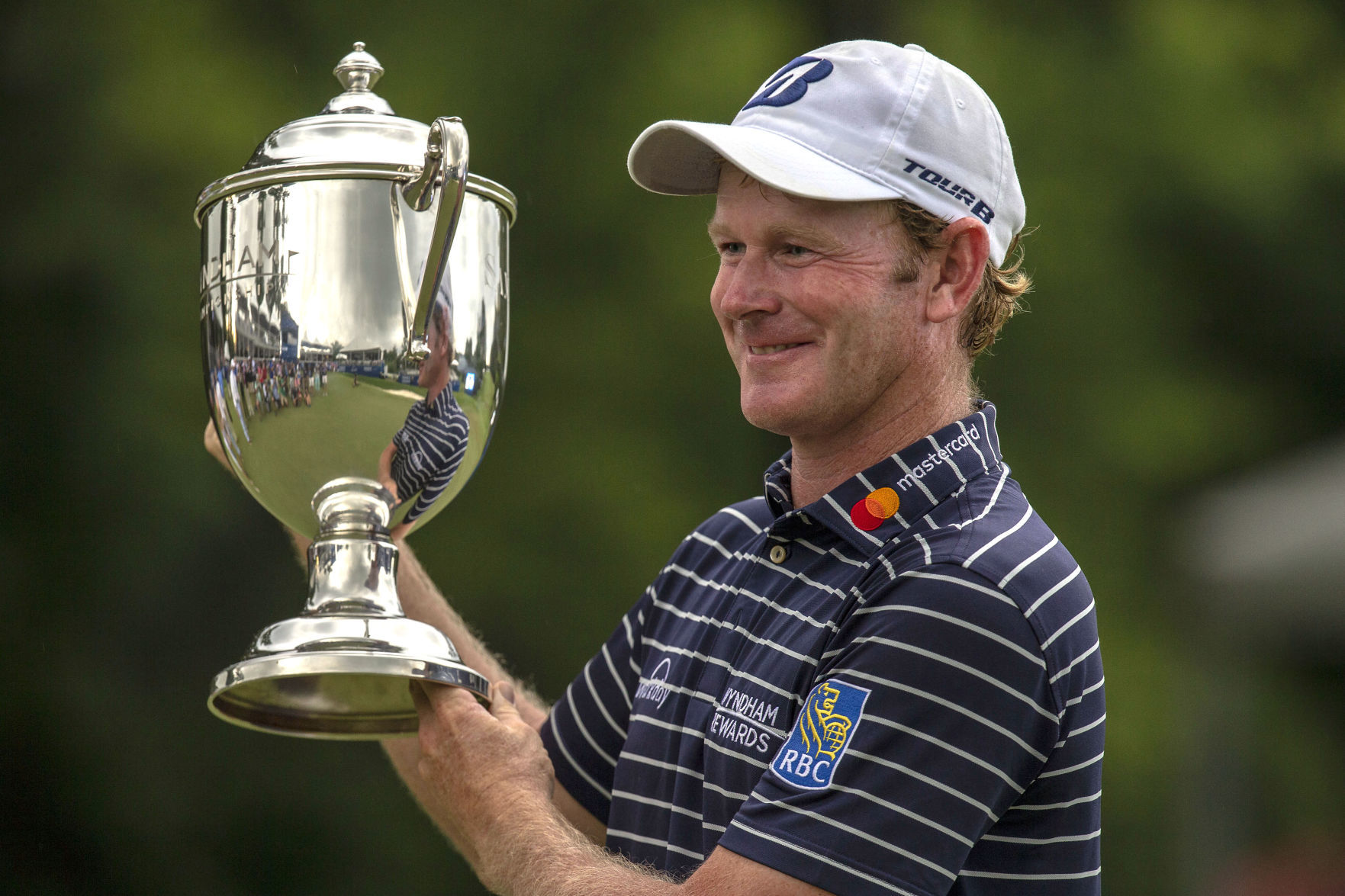 20180819g_spt_wyndham_fourth_Snedeker_holds_trophy